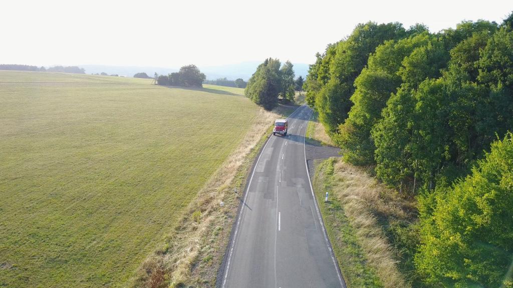 Der blaue Klaus auf der Landstraße.