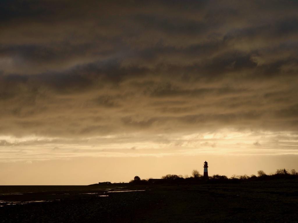 Leuchtturm in surrealer Lichtstimmung