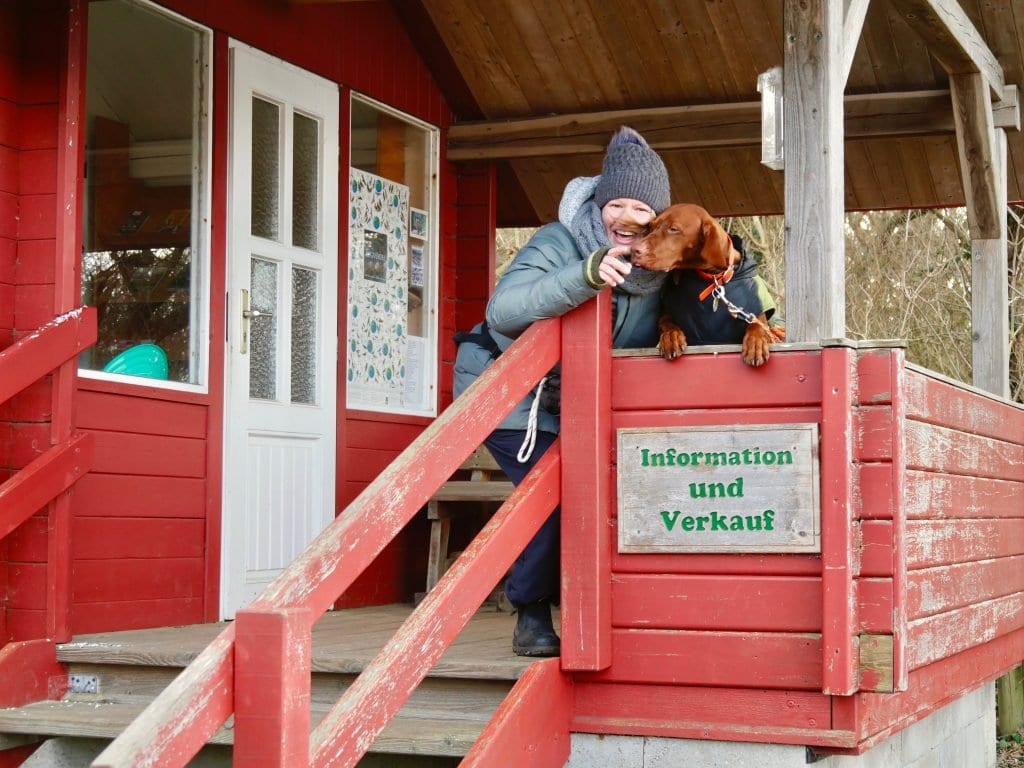 Nala und Elfi an der Naturschutzhütte