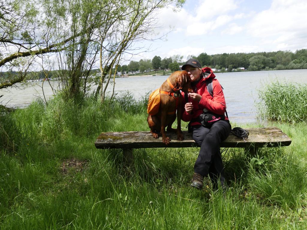 Kleine Pause mit Kuscheln am Niedermooser Teich