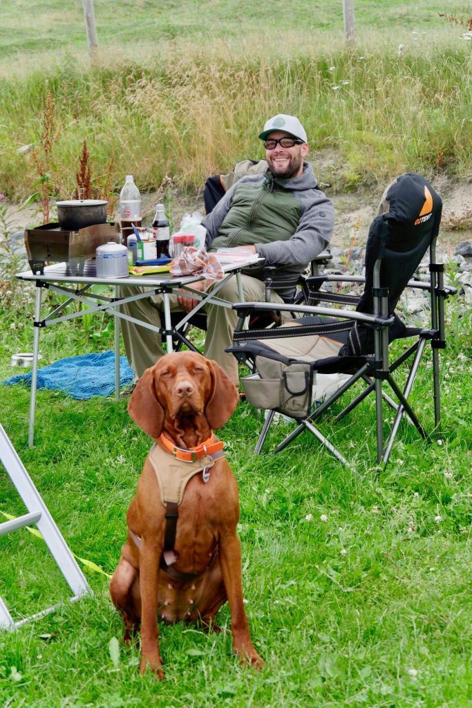 Nala und Andy am Campingplatz in Ølberg