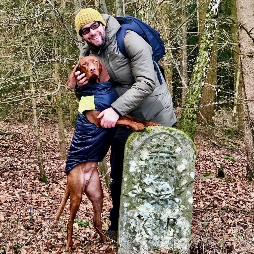 Nala und Andy posen am Grenzstein zum Königreich Bayern