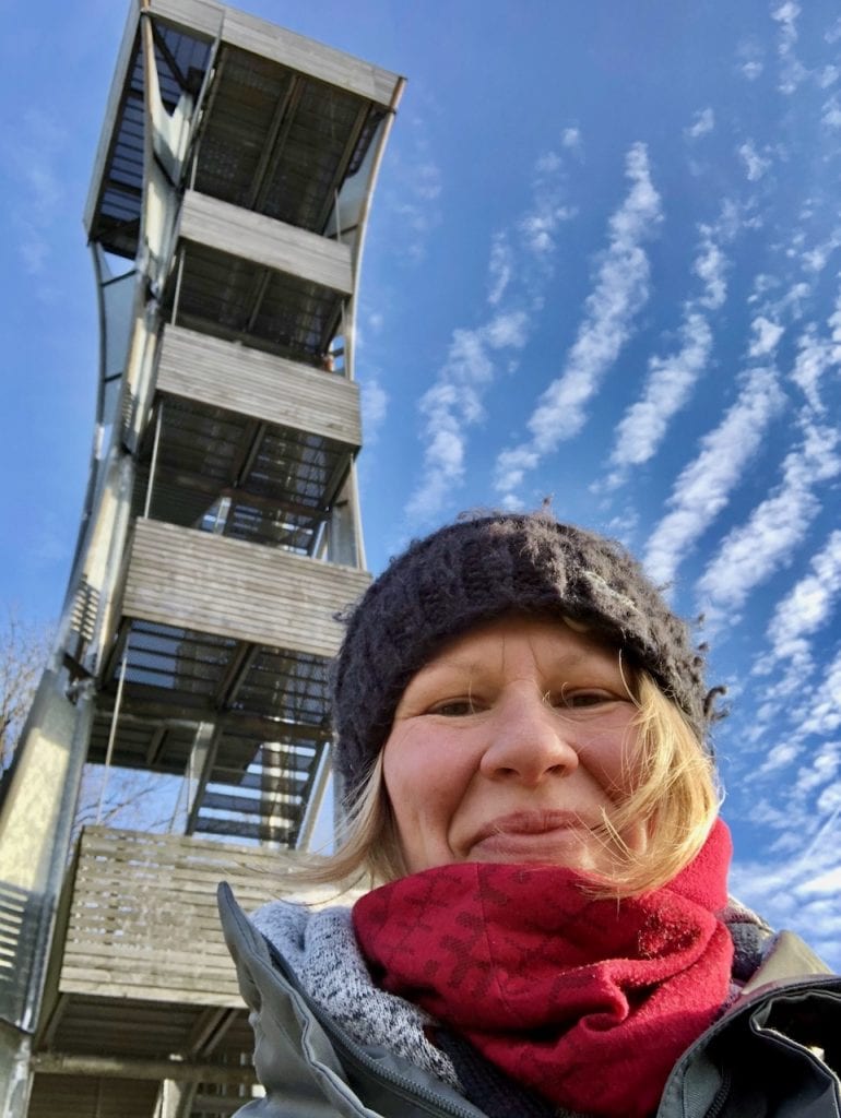 Elfi vor dem Aussichtsturm auf der Mottener Haube