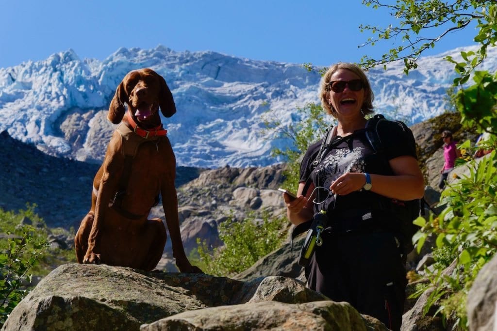 Der Weg ist ein Spaß für Hund und Frauchen. Im Hintergrund kommt das Ziel näher.