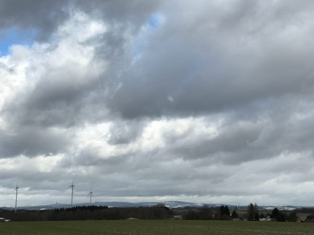 Offenes Feld auf unserer Wanderung. Blick auf Wittgenborn.