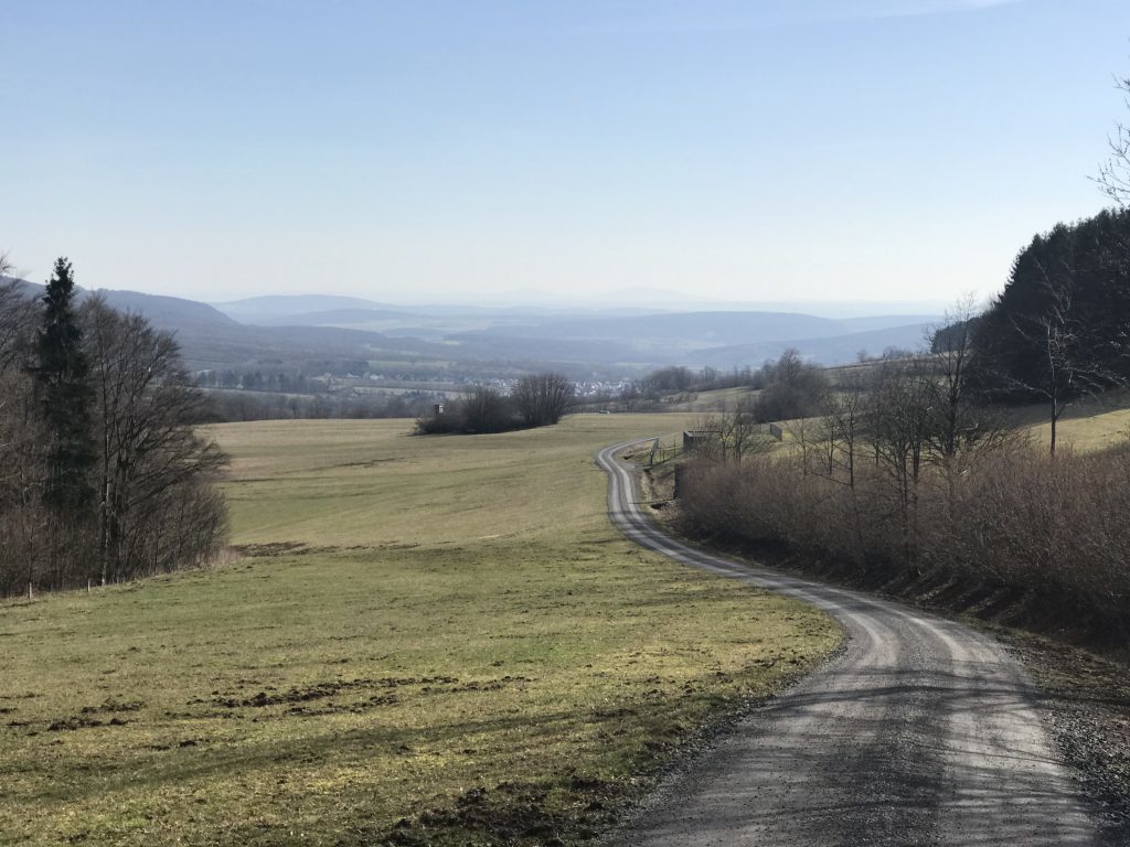 Endlos schlängelt sich der Weg durch die wunderschöne Landschaft der Rhön