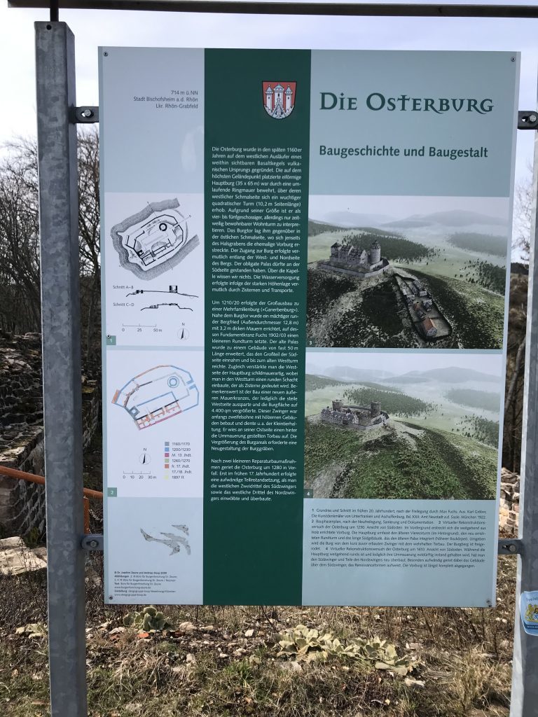 Die Hinweistafel erzählt die Geschichte der Osterburg