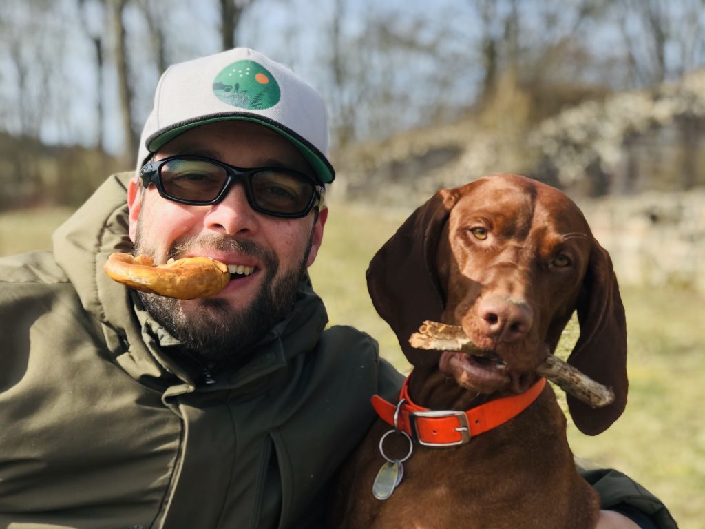 Rast auf der Osterburg. Es gibt Brezel und Stöckchen.