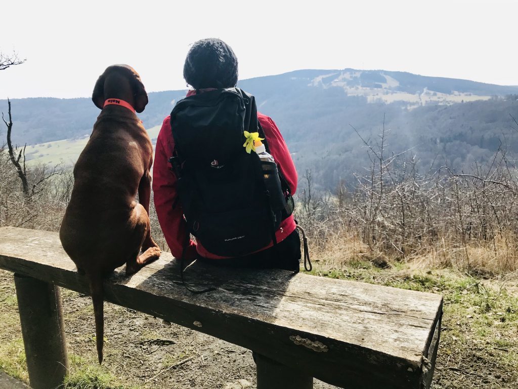 Elfi und Nala genießen den Blick auf den Kreuzberg