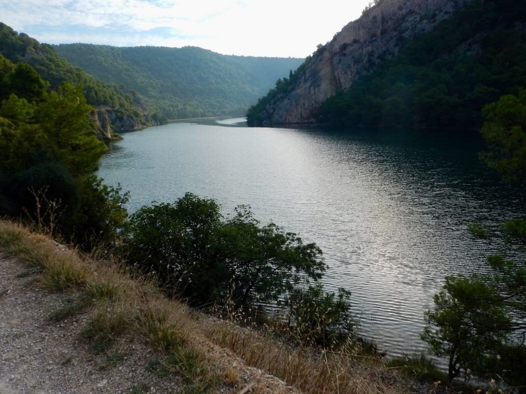 Wir folgen dem idyllischen Stausee nach Skradinski Buk