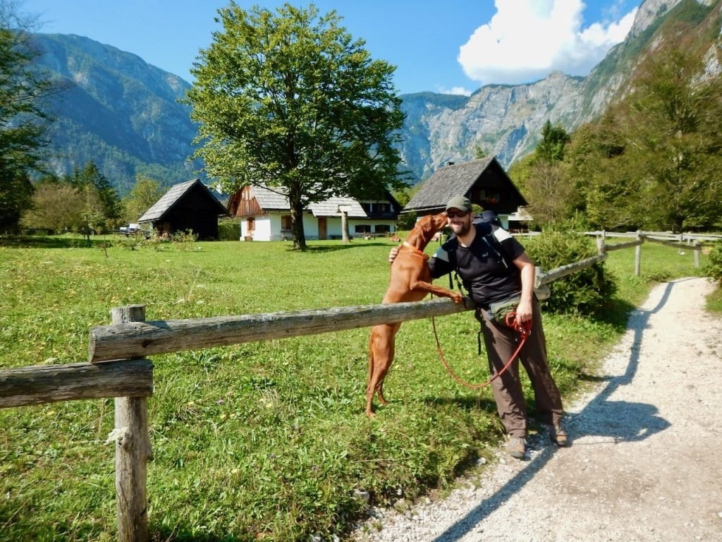 Auf der anderen Seite des Sees erwarten uns Häuser in Traumlage.