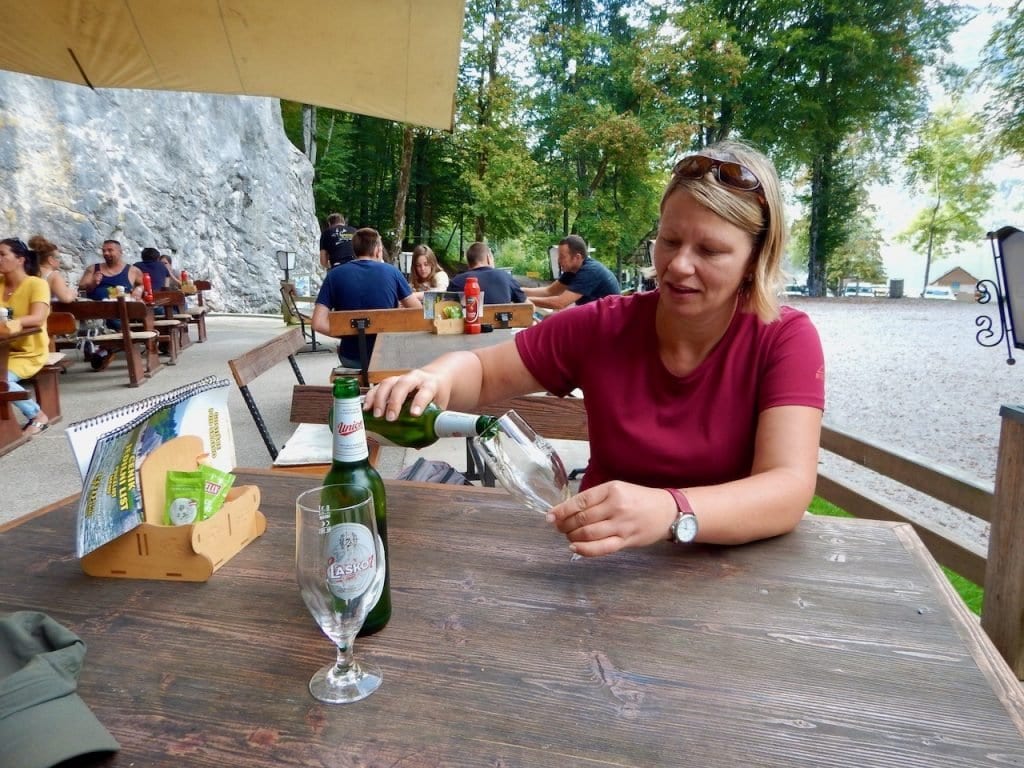 Das Ende der Wanderung mit Hund wird mit einem Union Bier gefeiert