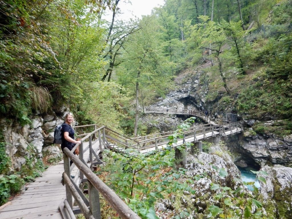 Auf Holzstegen geht es durch die Klamm