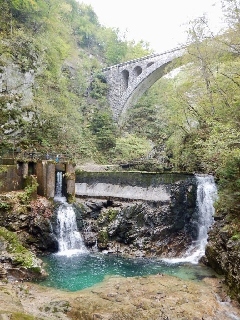 Die Brücke und der Staudamm am Ende der Vintgar Klamm