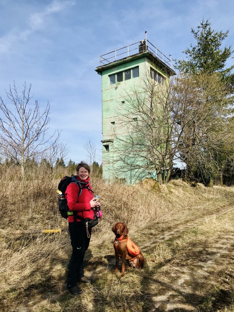 Elfi und Nala am Lost Place Wachturm. Achtung mit Hund, denn hier gibt es einige Scherben.