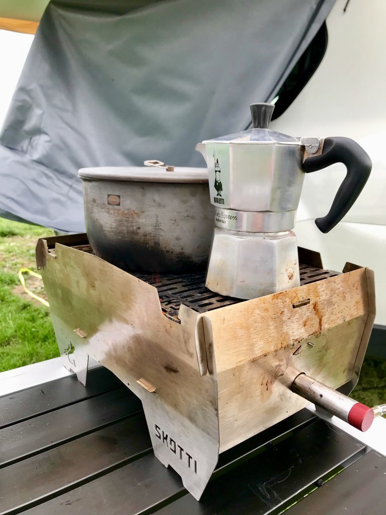 Frühstücks-Setup auf unserer Norwegentour.
Skotti Grill, Primus Topf mit Milch und Bialetti Moka Express