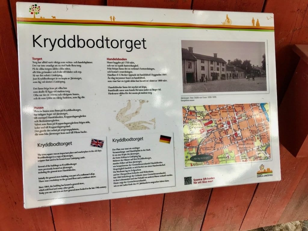 Schilder erklären das Leben in Gamla Linköping
